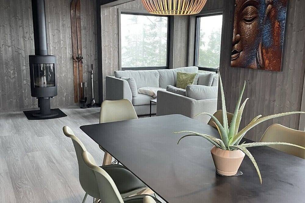 Stilfull Hytte med Jacuzzi og Sauna in Bø