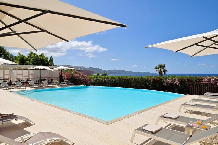 Hôtel pour 2 personnes, avec piscine ainsi que balcon et vue