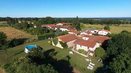 Gîte pour 4 personnes, avec piscine ainsi que jardin et terrasse en Charente