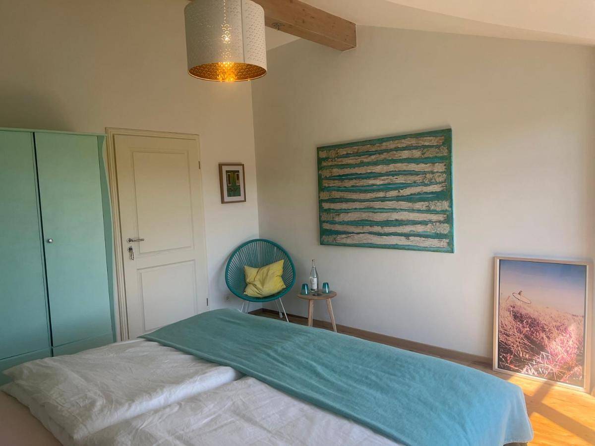 Ganze Ferienwohnung, Villenzimmer mit eigenem Bad, Kunst und Aussicht in Münsing, Starnberger See