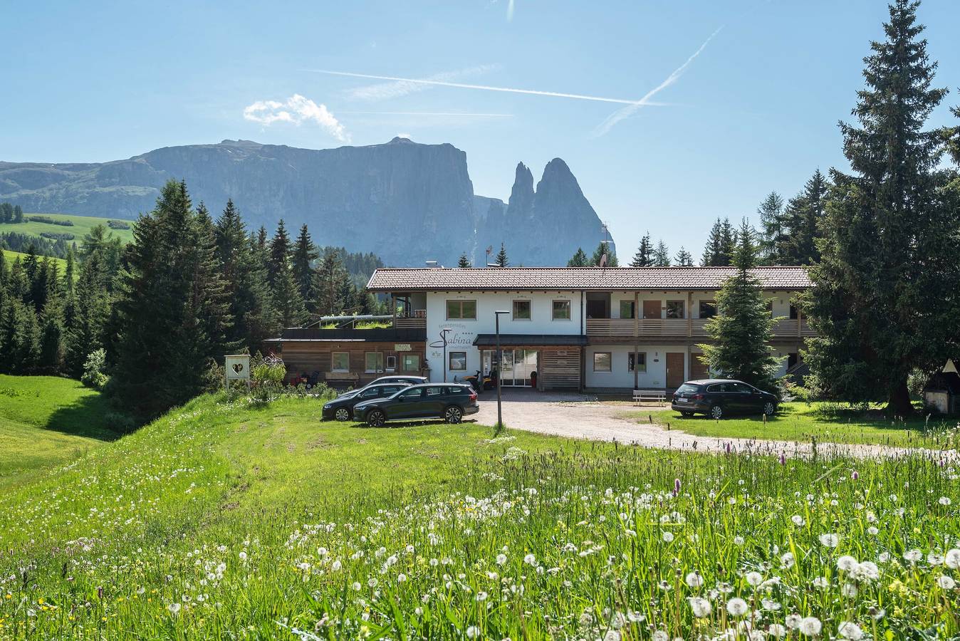 Geheel appartement, Vakantiewoning 'Ferienparadies Sabina Föhre' in het natuurpark direct op de Seiser Alm in Compatsch, Kastelruth