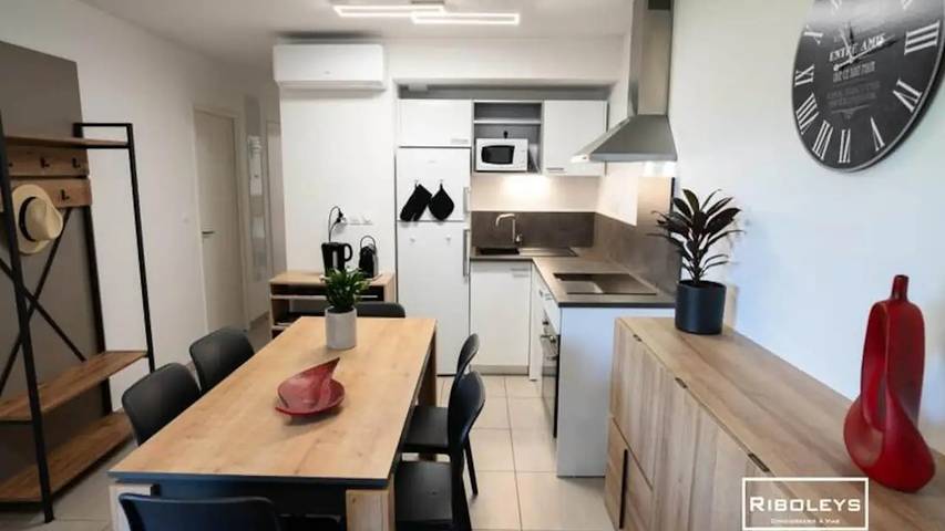 Gîte pour 7 personnes, avec Balcon ainsi que Terrasse et Piscine dans Plage de la Farinette - 2