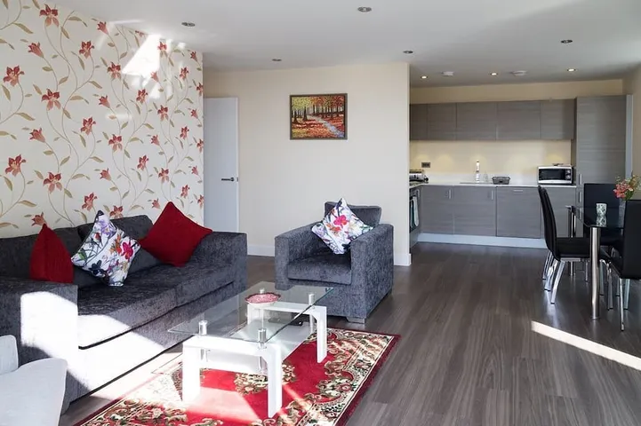 Entire apartment, Exquisite Modern Station Penthouse with Balcony, Parking & Sleeps 6 in Cambridge, Cambridgeshire