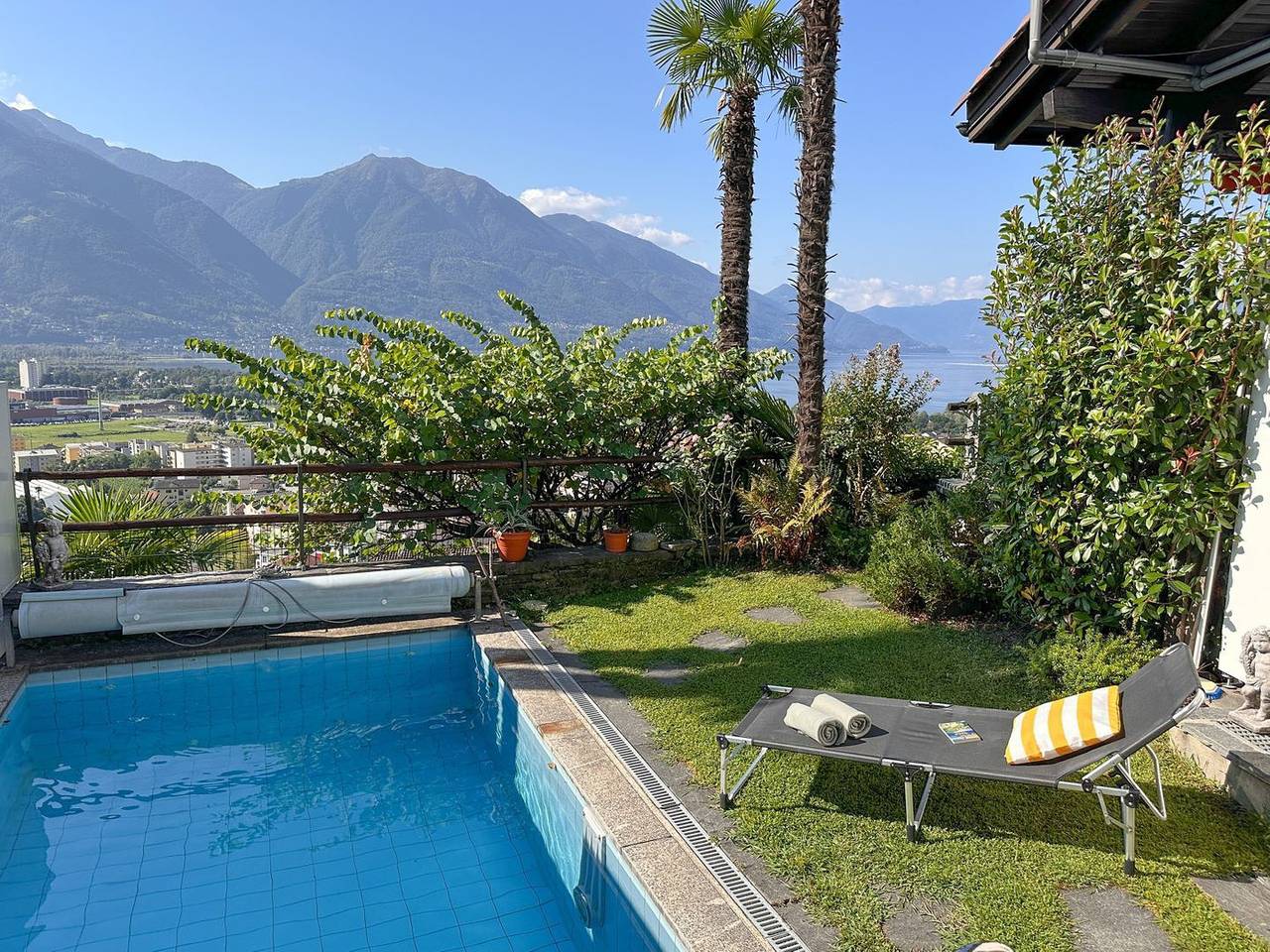 Apartamento entero, Ferienwohnung mit Panoramablick und Aussenpool, Gartensitzplatz und Liegewiese in Gordola, Alpes Ticineses y del Verbano