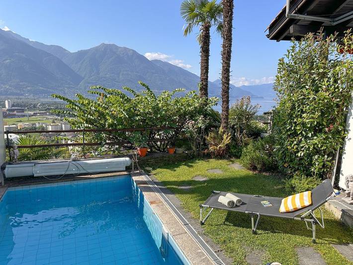 Ganze Wohnung, Charmante Ferienwohnung mit Panoramablick, Pool und Gartenparadies in Gordola, Tessiner Alpen
