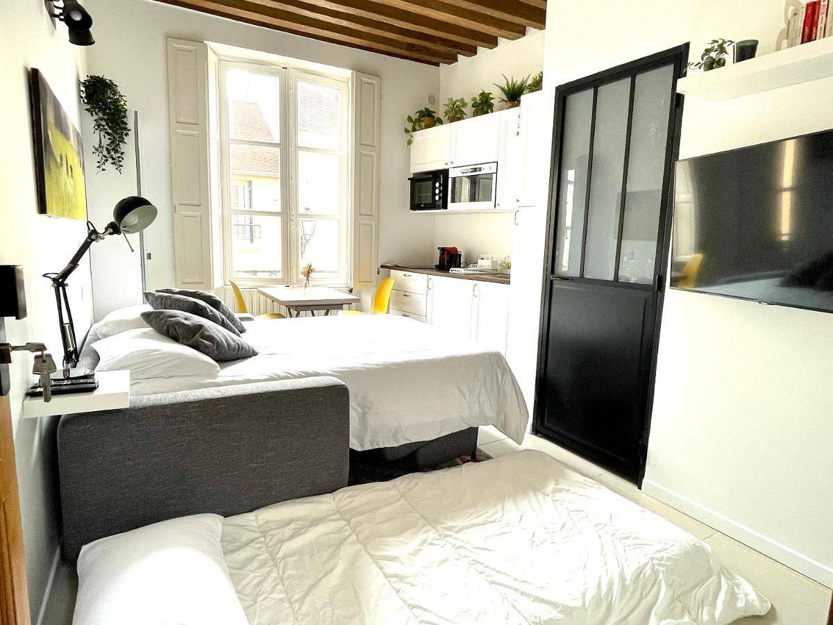 Appartement entier, Studio Apartment in Marly-le-Roi, Yvelines