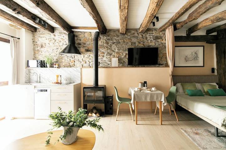 Apartamento entero, Disfruta de nuestro acogedor loft diáfano de 40m². Comodidad y relax. in Aya, Guipúzcoa