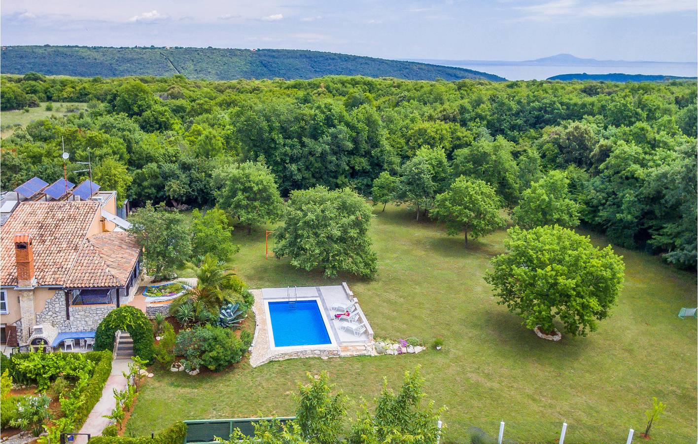 Geräumiges Apartment mit 2 Schlafzimmern, Pool, WLAN und Terrasse in der Nähe des Flughafens Pula in Valtura, Südküste Istrien