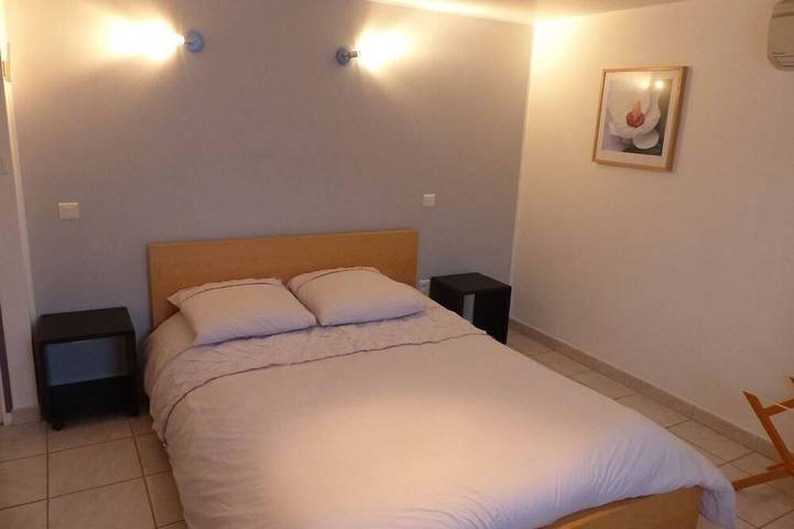 Gîte pour 4 personnes, avec terrasse ainsi que piscine et jardin à Paradou - 3