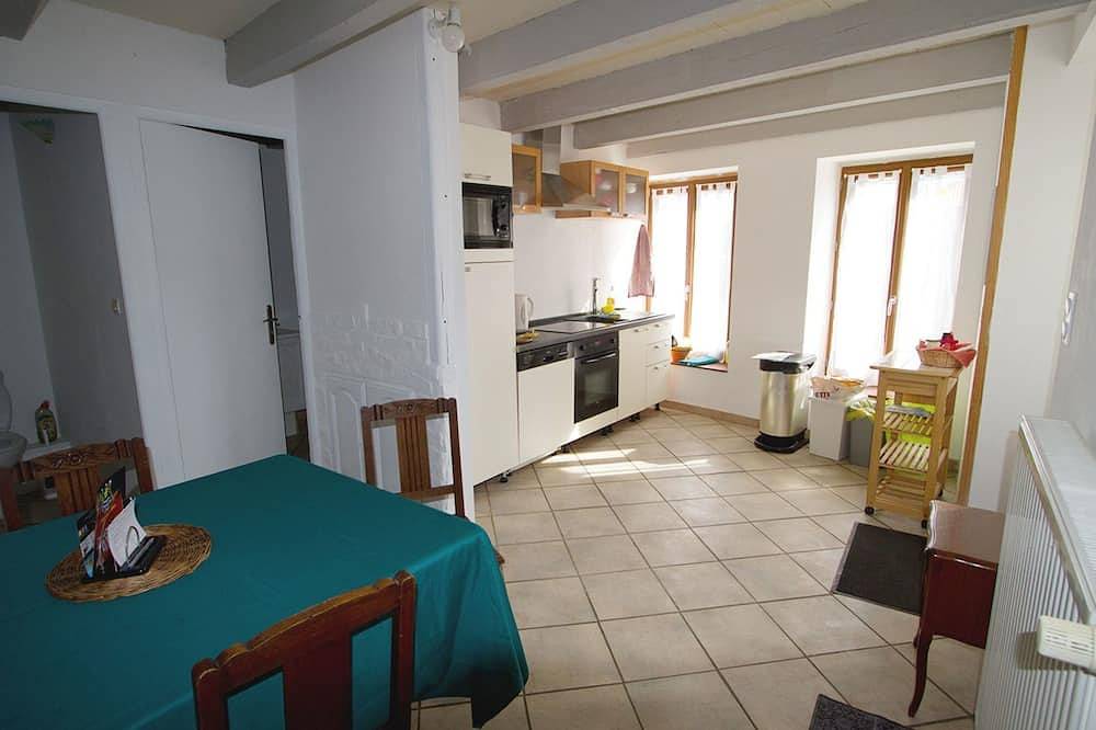 Großes Ferienhaus mit Terrasse und Garten in Celles-en-Bassigny, Haute-Marne