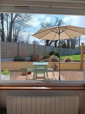 Gîte pour 2 personnes, avec vue et terrasse, adapté aux familles à Goudelin