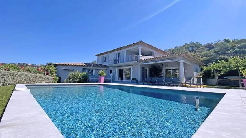 Gîte pour 11 personnes, avec piscine et jardin dans Golf Bluegreen Sainte-Maxime