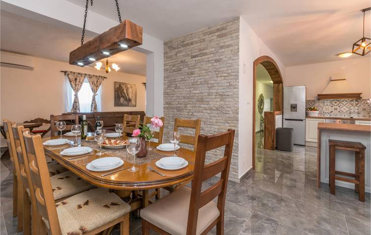 Feriehus for 12 personer med terrasse in Grad Benkovac, Zadar