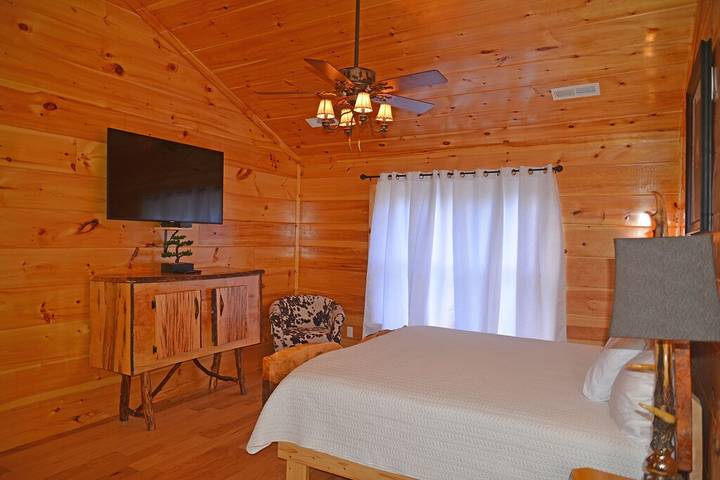 Vacation rental for 14 people, with hot tub and balcony in Gatlinburg