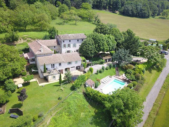 Gîte pour 24 personnes, avec piscine ainsi que jardin et terrasse, animaux acceptés