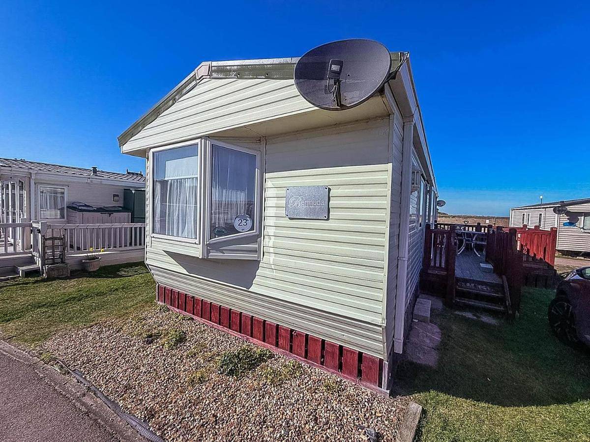 Great 6 Berth Caravan With Decking By The Beach In Suffolk Ref 40023Nd in Lowestoft, Sunrise Coast