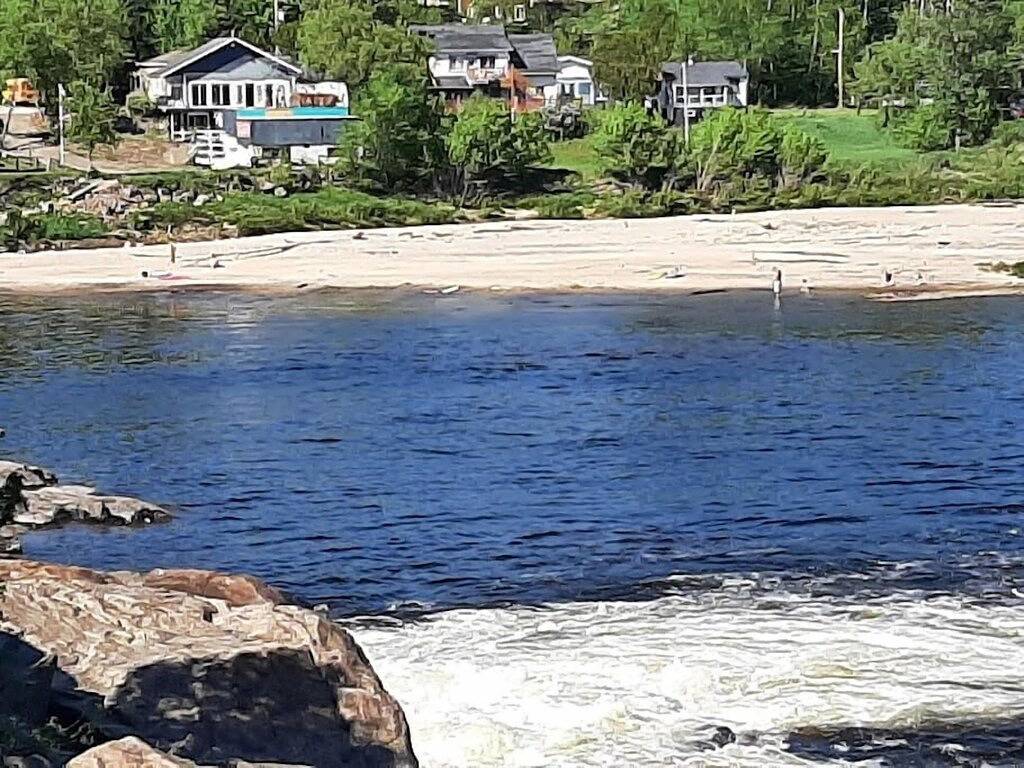 Log Cabin w Hot Tub, Beach 10m, near Tremblant in Labelle, Québec