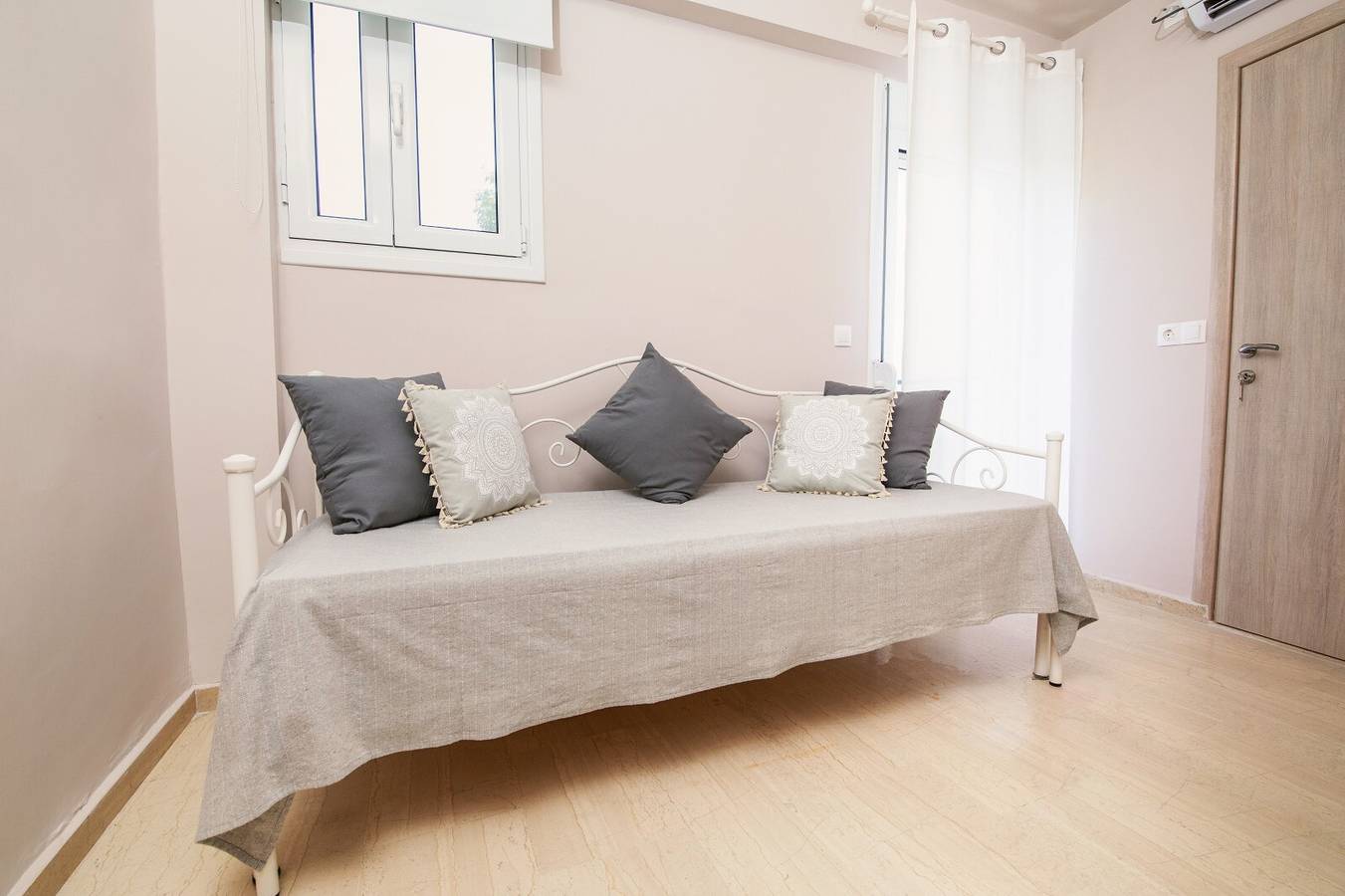 Geheel appartement, Appartement 'Mantisses Studio' met gedeeld terras, draadloos internet en airconditioning in Kalamata, Messenia