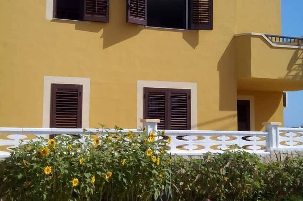 Ganze Wohnung, Apartment 42 is very bright with a sea view in Lampedusa Stadt, Pelagische Inseln