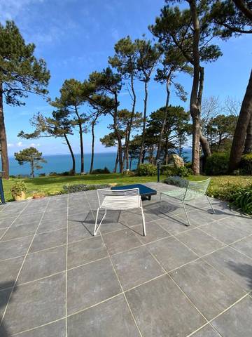 Cottage pour 6 personnes, avec vue ainsi que piscine et jardin à Poullan-sur-Mer