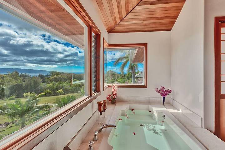 Vacation home for 10 people, with yard and terrace on Oahu