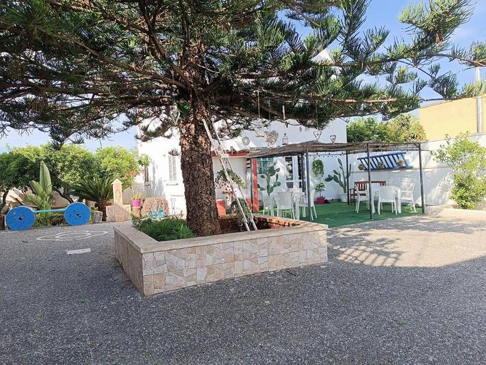 B&b per 3 persone, con panorama e giardino, adatto a famiglie con bambini a Lequile