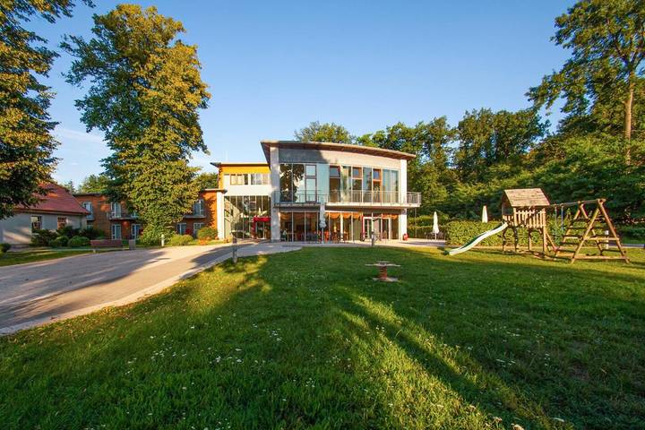 Ferienpark für 2 Personen, mit Balkon und Terrasse sowie Garten und Sauna am Plauer See