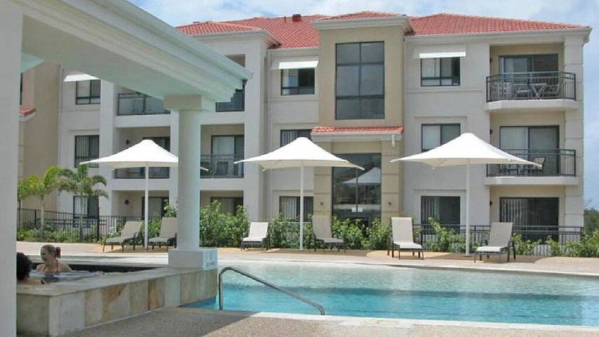 Holiday home for 6 people, with pool and balcony in Yamba