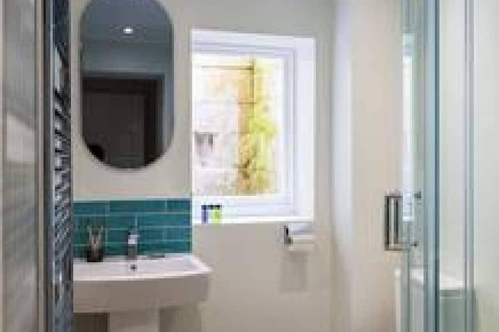 Ganze Wohnung, Gratis Parkplätze! Ceres - 2-stöckiges, atemberaubendes Apartment mit Innenhof und Balkon im Herzen von Bath! in Bath, Bath & Nord Ost Somerset