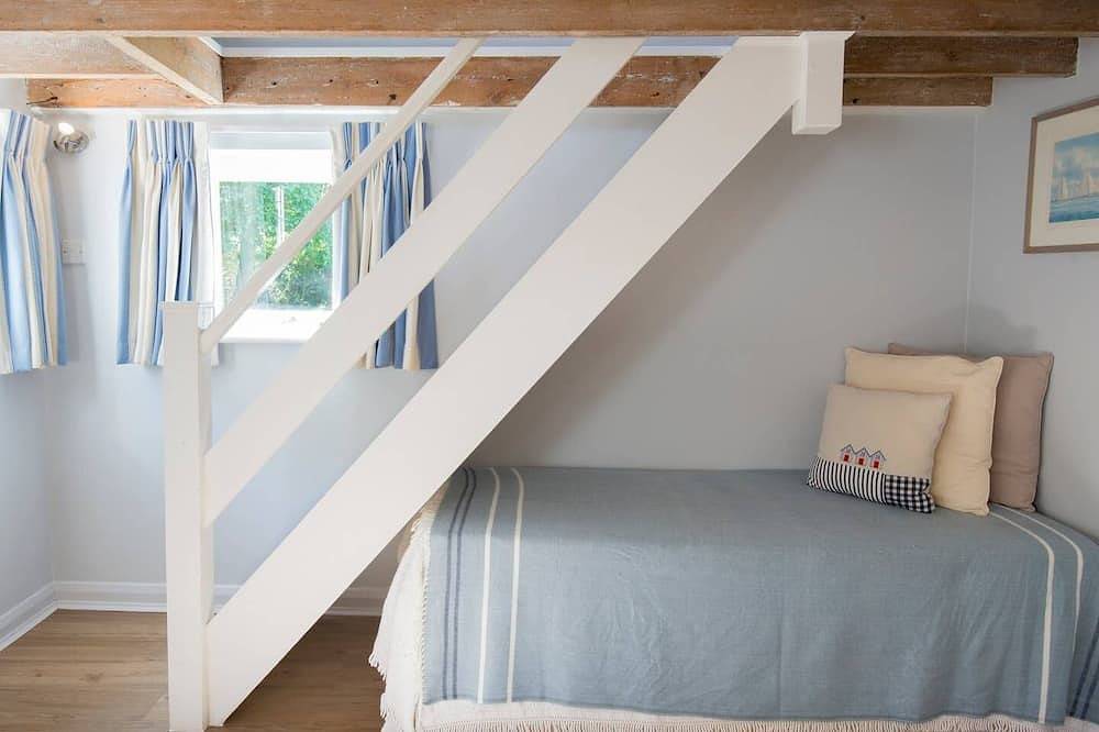 Beach themed Annexe close to Chichester, West Wittering beach and Goodwood in Hunston, West Sussex