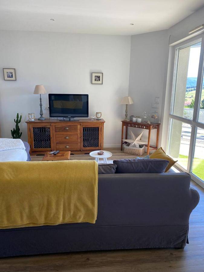 Appartement entier, Two-Bedroom Apartment with Mountain View in Saint-Chamond, Loire