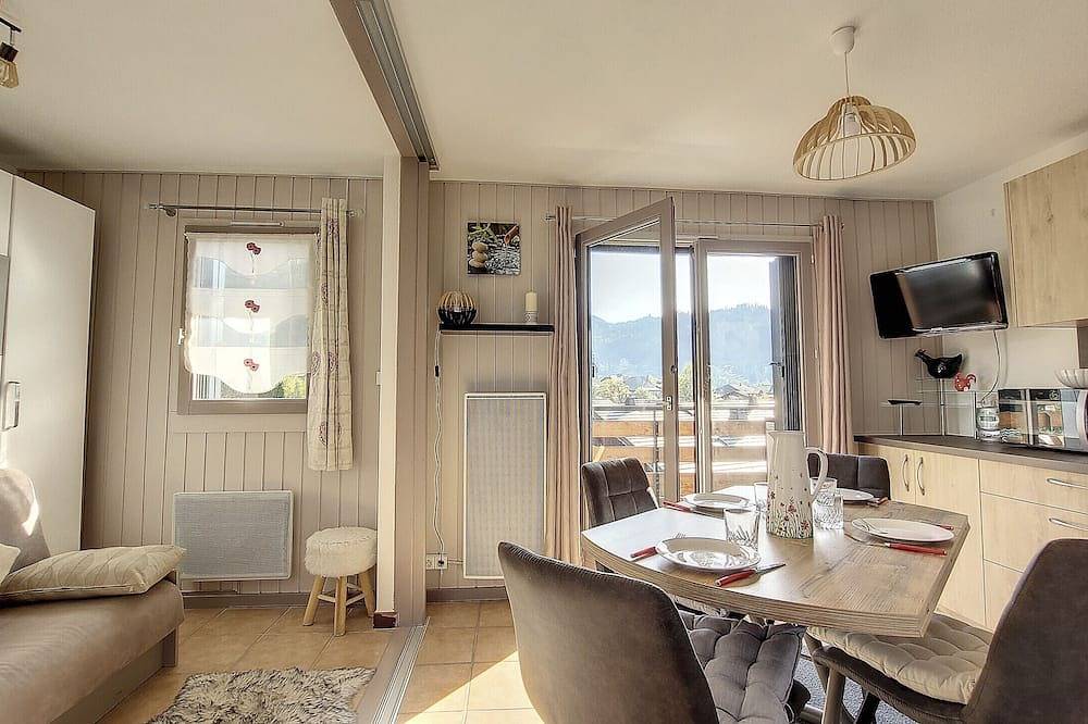 Entire apartment, Flat Orée 32B - Montriond - Sleeps 4 - Mountain view - Close to ski lifts in Montriond, Les Portes du Soleil