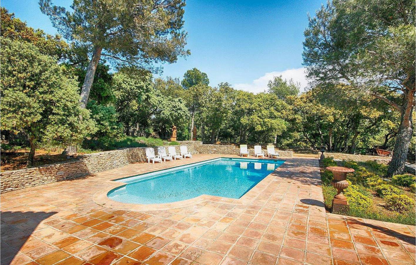 Geräumiges 220qm Apt mit Pool, Parkplatz & WiFi in L'Isle-sur-la-Sorgue, Vaucluse