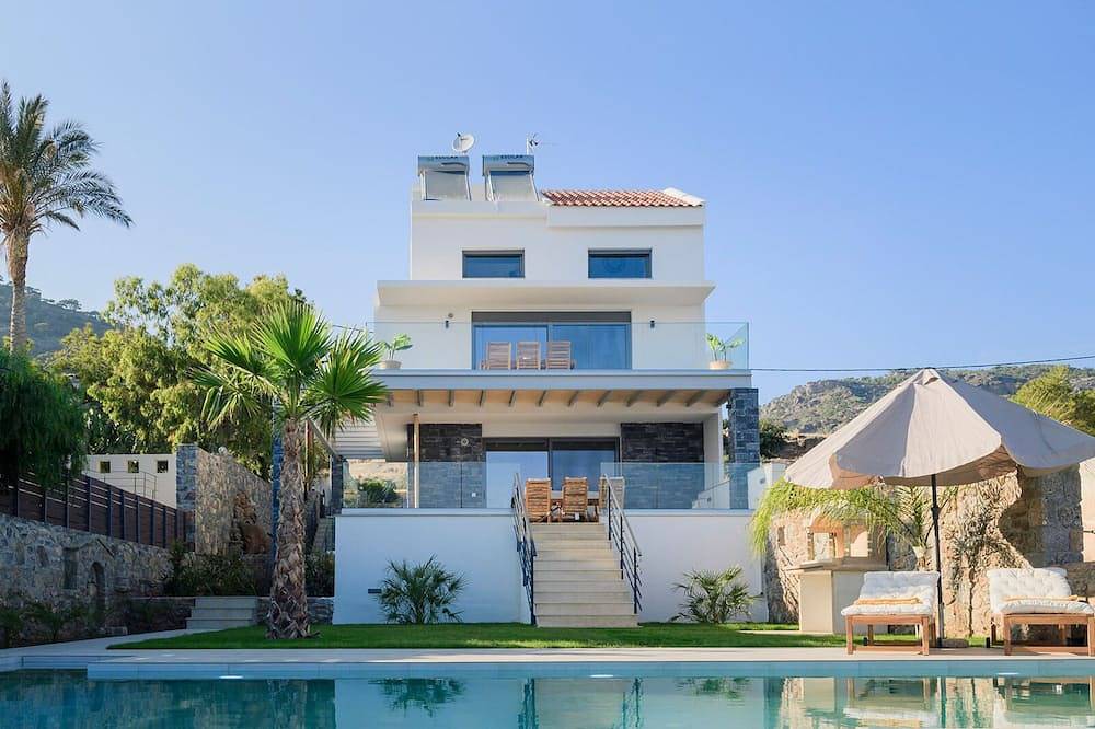 Seafront 4-bedroom Villa Grand Blue in Mavros Kolimpos with lovely sea views! in Achlia, Kreta Süden