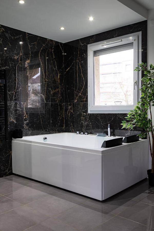 Appartement entier, Evasion romantique avec jacuzzi in Savigny-le-Temple, Seine-et-Marne