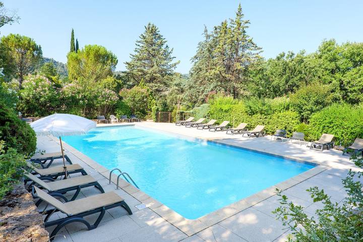 Chalet "Comfort Piscina Condivisa" con piscina, terrazza comuni e Wi-Fi in Les Vans, Cevenne