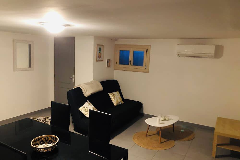 Appartement entier, Appartement paisible avec piscine privée in Salinelles, Côte méditerranéenne (France)