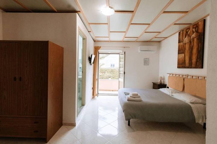 Chambre d’hôte pour 2 personnes, avec jardin ainsi que vue et balcon