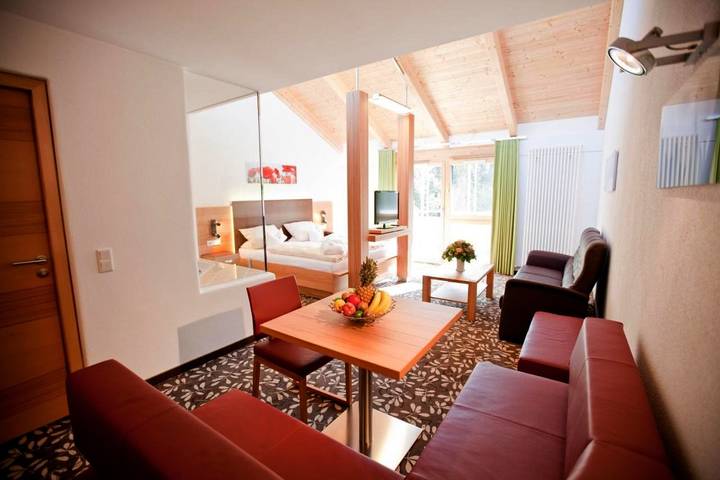 Hotel, mit Balkon und Whirlpool sowie Terrasse und Garten