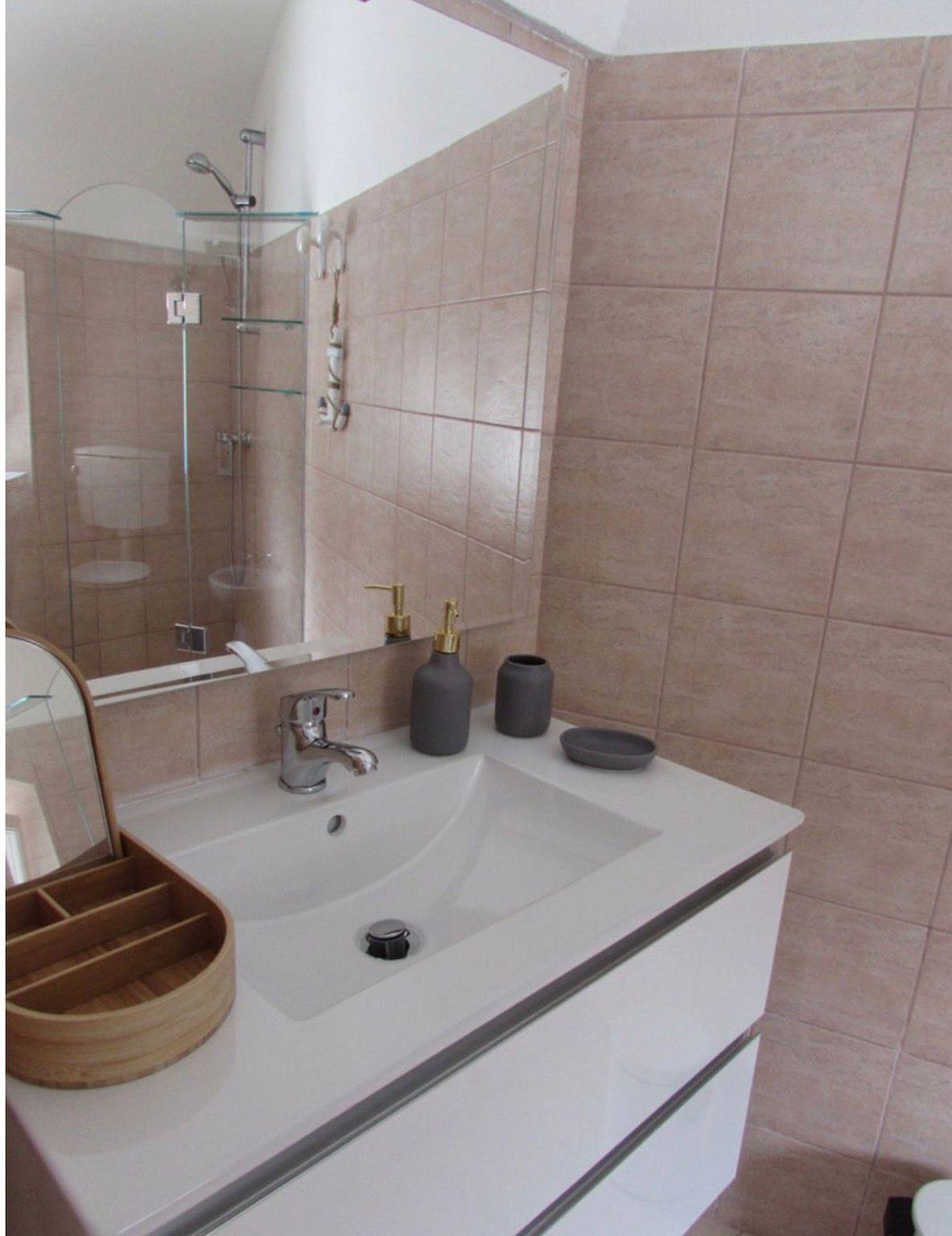 Appartamento intero, Appartamento 'Villa Le Palette - Glicine' con Vista Mare, Wi-Fi e Aria Condizionata in Ponza, Lazio