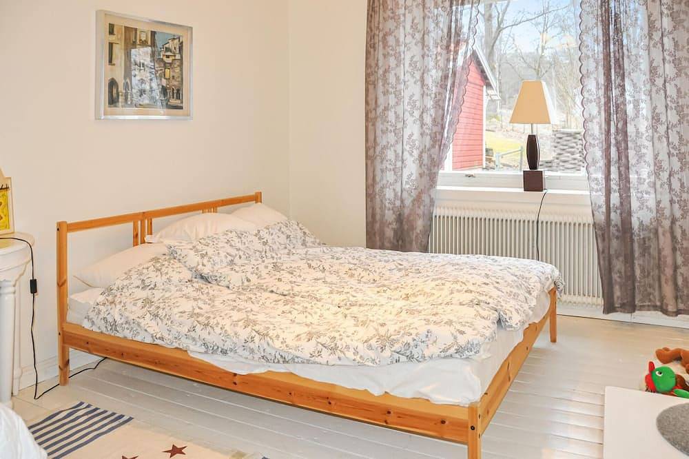 Nice home in Segmon with kitchen in Grums, Vänern