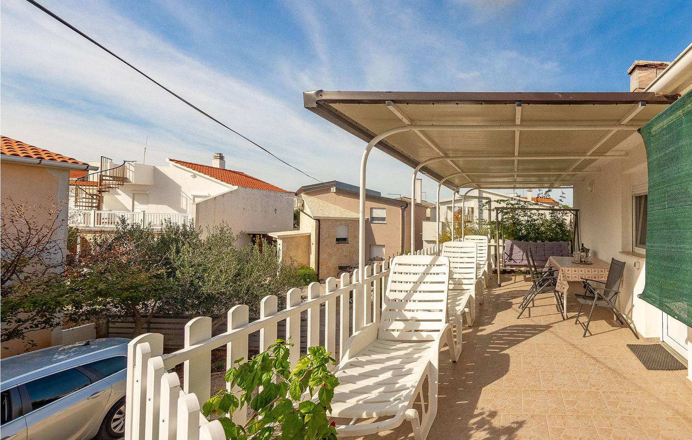Geheel vakantieappartement, Appartement aan het strand met WiFi, AC, parkeerplaats & terras in Vir