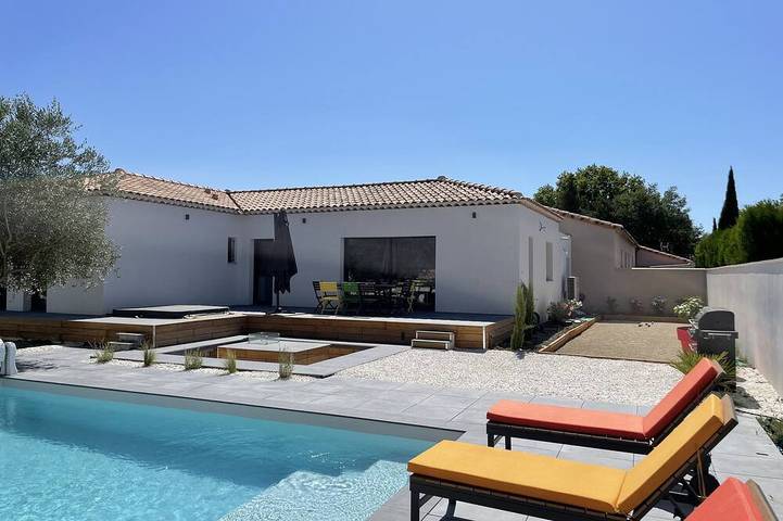 Location de vacances pour 10 personnes, avec jardin ainsi que jacuzzi et terrasse à Mollégès