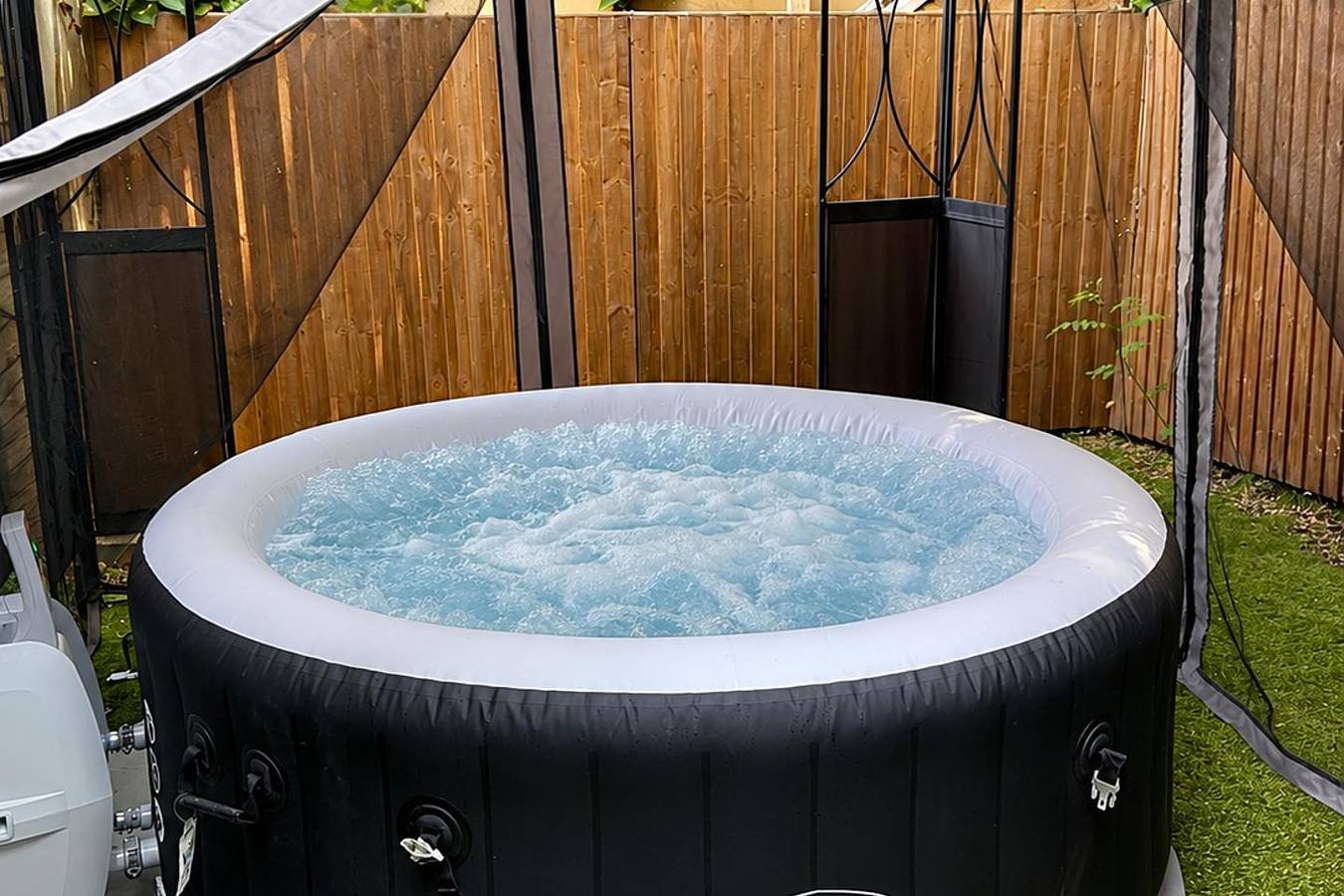 St Julian House- Town Centre- Castle Park- Hot Tub in Colchester, Essex