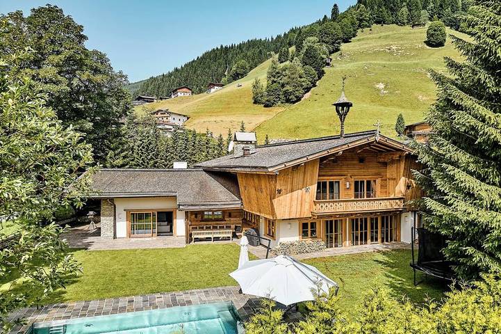 Chalet für 16 Personen, mit Balkon und Whirlpool sowie Garten und Sauna in Jochberg