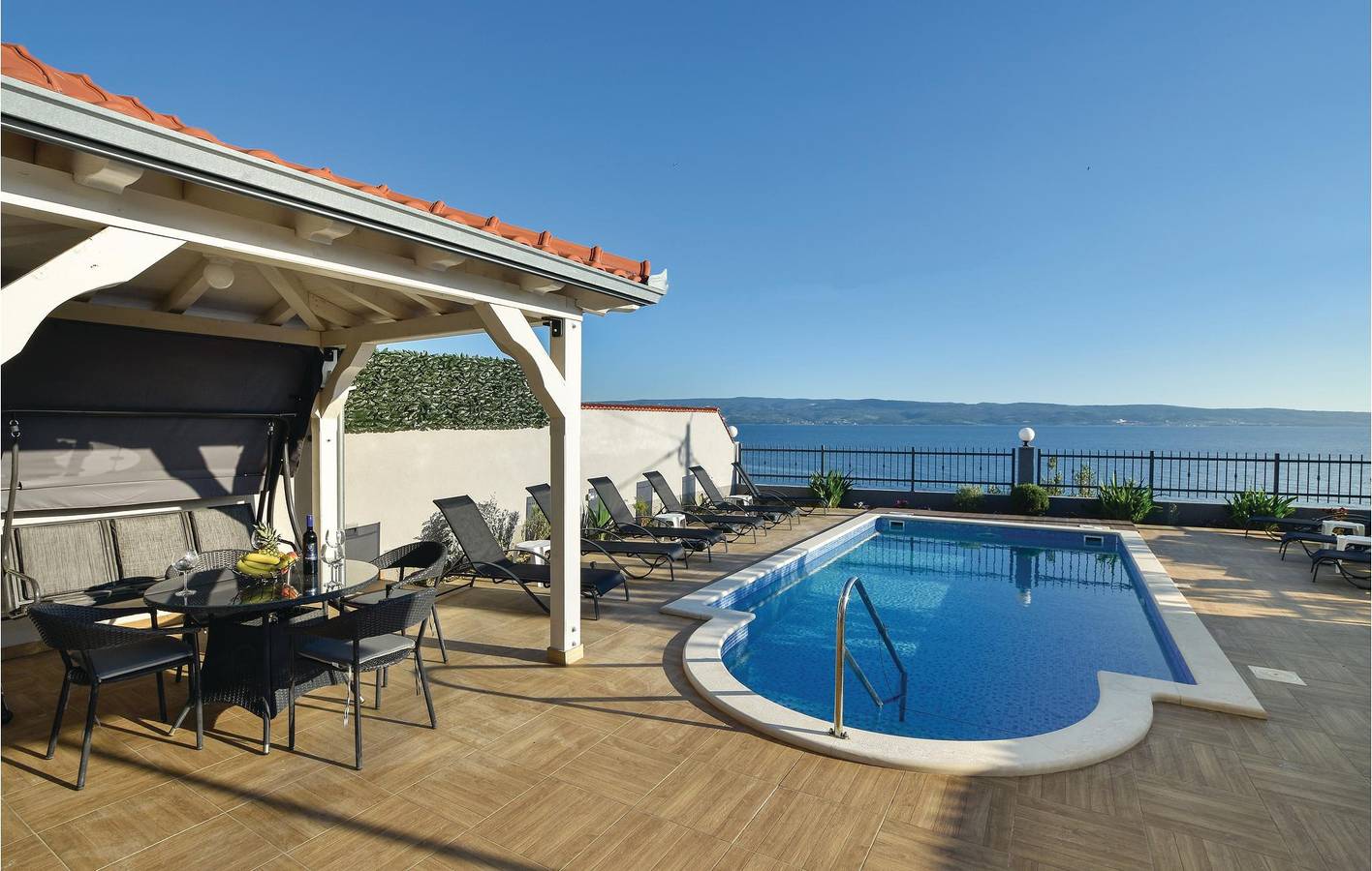 Reizende 2-Zimmer-Wohnung mit Pool und Terrasse, 1 km vom Strand entfernt in Jesenice, Split-Dalmatien