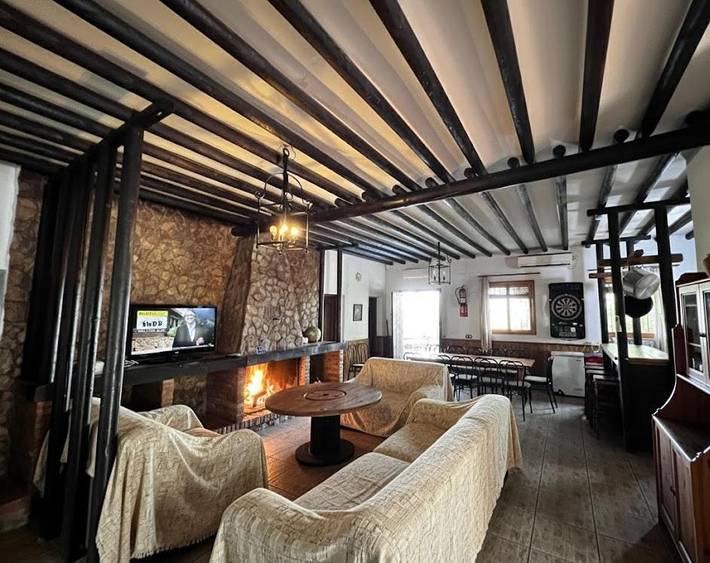 Location de vacances pour 18 personnes, avec jardin et piscine ainsi que vue et balcon à Pruna - 2