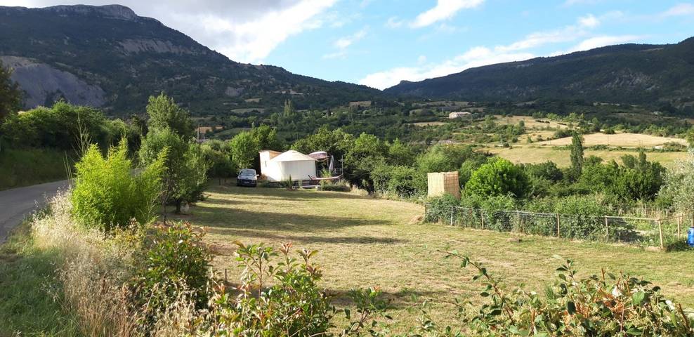 Yourte pour 3 personnes, avec terrasse dans la Drôme