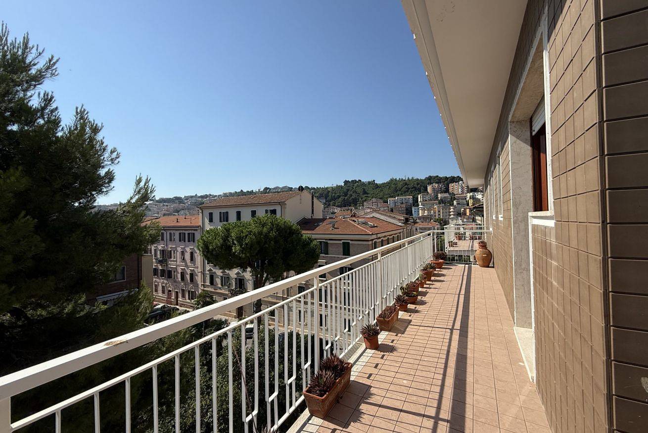 Appartamento intero, A49 - Ancona, quadrilocale in centro con posto auto in Ancona (Italia), Riviera del Conero