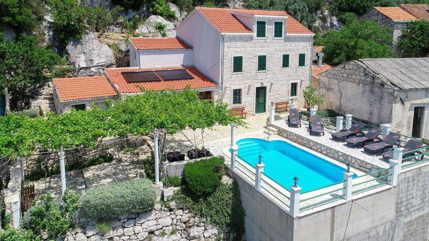 Villa pour 9 personnes, avec jardin ainsi que piscine et jacuzzi, adapté aux familles à Viganj